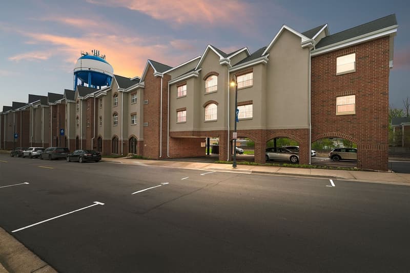 245 Burlington Ave APT 311, Clarendon Hills