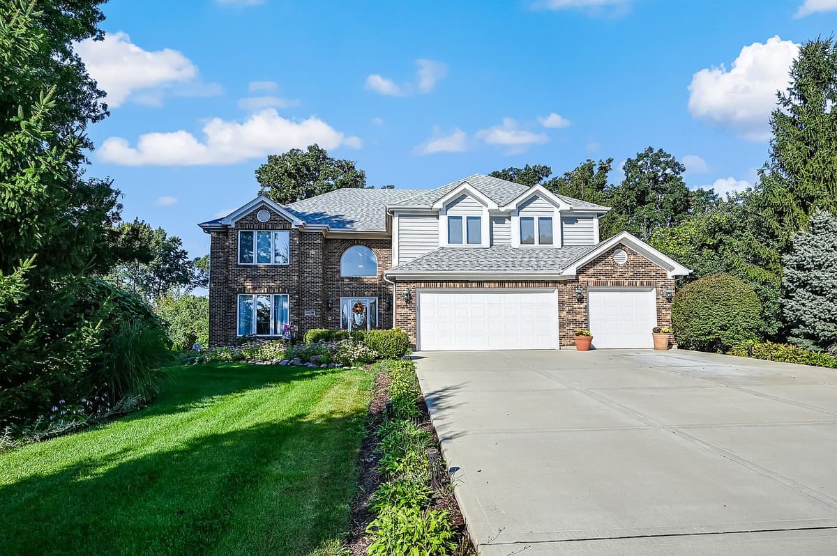 8826 Carlisle Ct, Darien, IL 60561